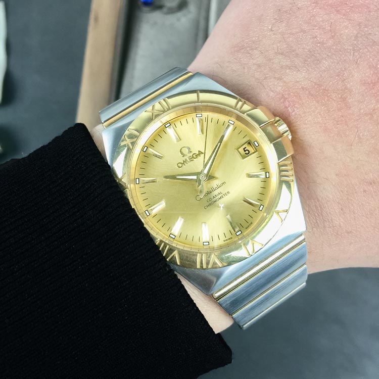 Golden fake watches are shining and beautiful.